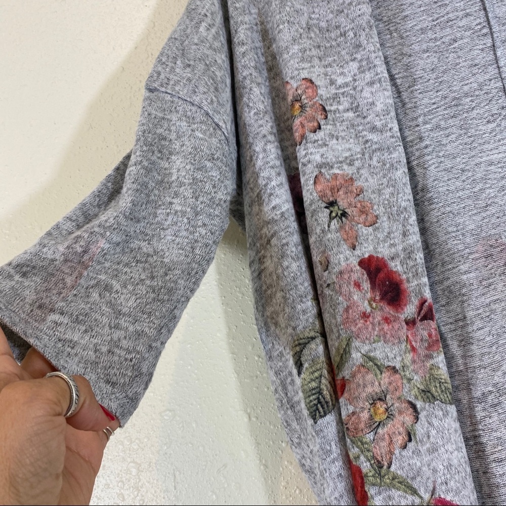 Long Line Floral Cardigan Gray Floral NWOT 3/4 Sleeve Small Open Sweater Top - Picture 4 of 5